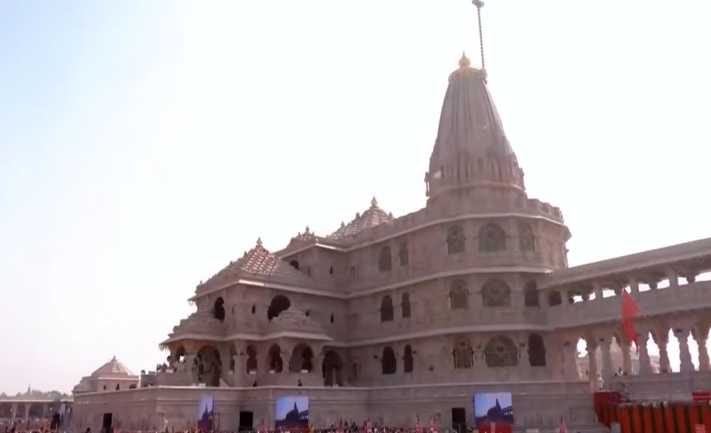अयोध्या में राम मंदिर अब पूरी तरह तैयार—आज भगवा ध्वज 191 फीट शिखर पर फहराया गया।